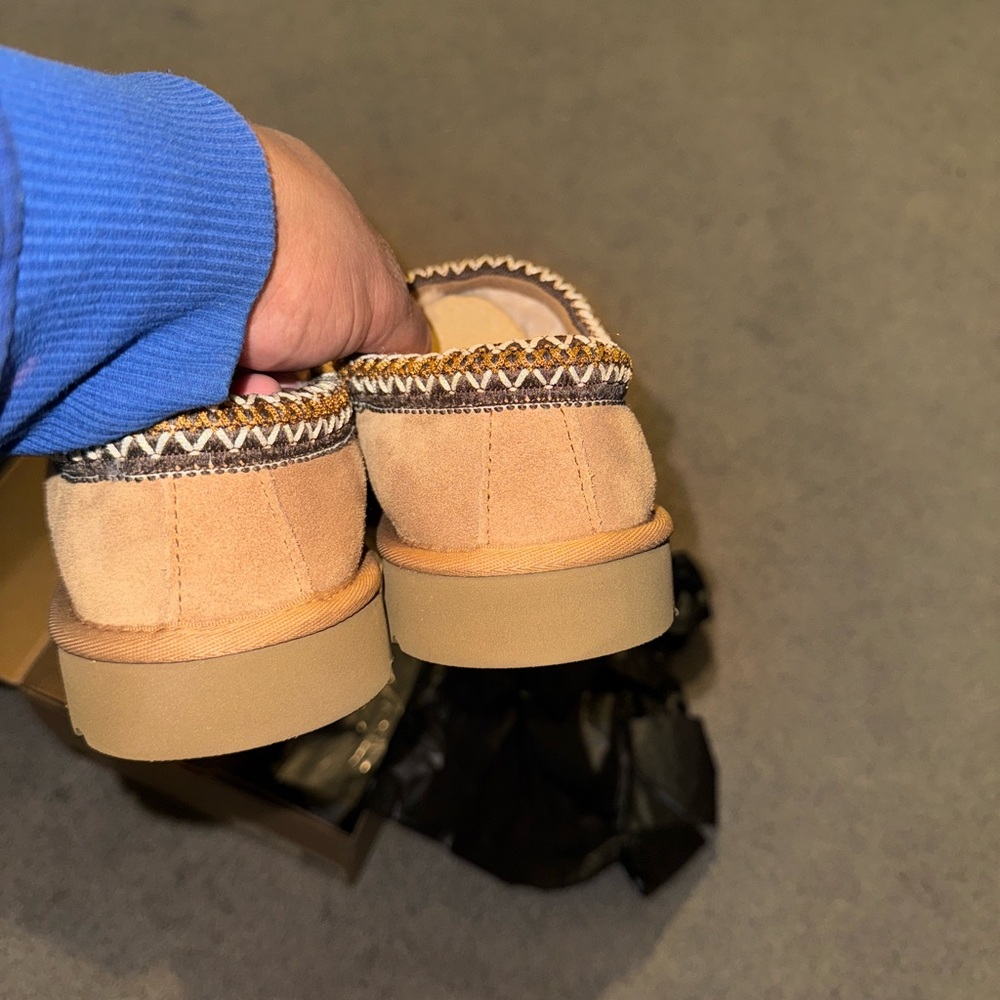 Ugg - Picture 4 of 7